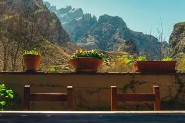 Albergue De Caín El Diablo De La Peña