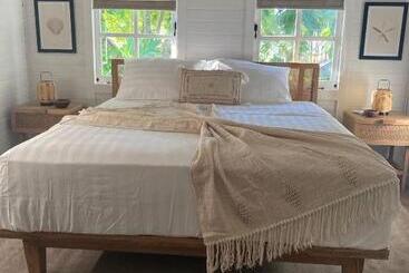 Bed and Breakfast The White House On Bunaken