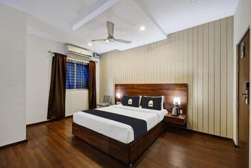 هتل Townhouse Oak Passport Inn