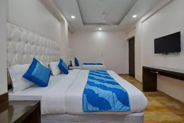 Hotelli Prime Cashew & Paradise International Walking Distance Railway Station