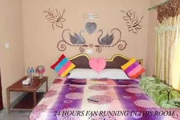 Pensión Nikunj Safari Guest House Sauraha  A Place Where You Can Book Jungle Wildlife Safari