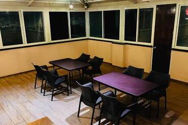 호텔 Gulmohar Resort & Spa