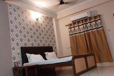 هتل Soorya Comforts