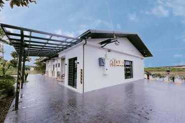 تختخواب و صبحانه House In Field