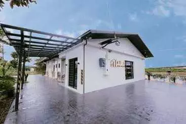 تختخواب و صبحانه House In Field