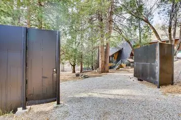 Mökkimajoitus Modern Arrowbear Lake Cabin W/ Tree Lined Views!