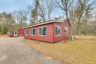 Mökkimajoitus Oscoda Cabin W/ Charcoal Grill: Walk To Lake Huron