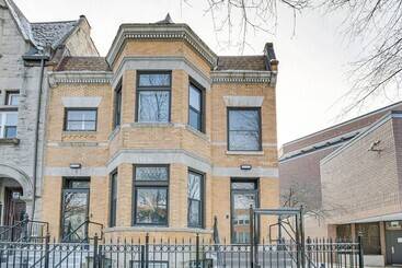 کلبه Spacious Condo W/ Deck ~ 3 Mi To Downtown Chicago!