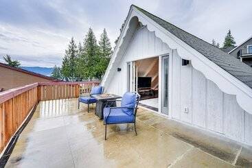 Gîte Rural Stylish Bellingham Home W/ Lake + Mountain Views!