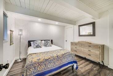 کلبه Stylish Bellingham Home W/ Lake + Mountain Views!