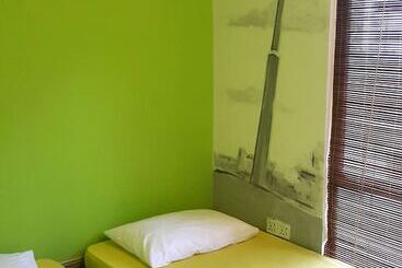 هاستل Pods The Backpackers Home & Cafe