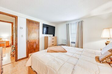 Dom wiejski Charming Windsor Home W/ Private Backyard!