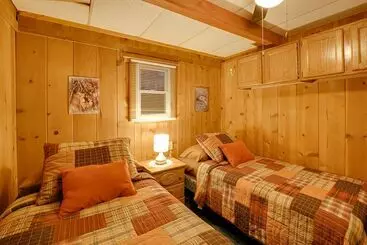 Mökkimajoitus Cozy Cabin In Irons W/ Game Room: Dogs Welcome!