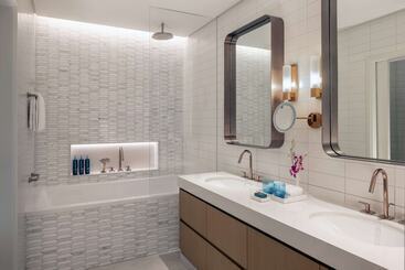 Hilton Dubai Creek Hotel & Residences