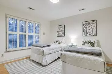 Mökkimajoitus Lakefront Raleigh Home W/ Deck: 12 Mi To Downtown!