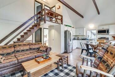 별장 Pocono Lake Retreat W/ Fire Pits & Air Hockey!