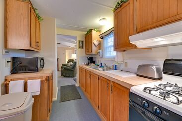 קוטג'' Quaint Lakemont Retreat: 1 Mi To Seneca Lake!