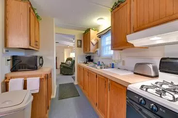 コテージ Quaint Lakemont Retreat: 1 Mi To Seneca Lake!