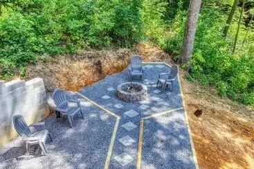 コテージ Sevierville Family Cabin: Hot Tub & Game Room!
