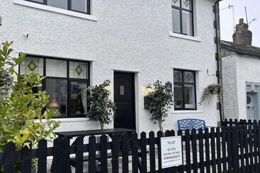 Beautiful 2 Bed Cottage In Heysham Village