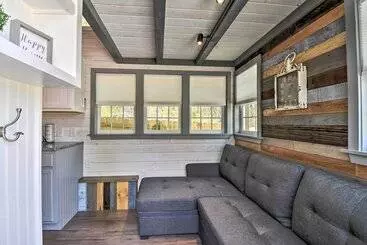 Mökkimajoitus Blairsville Tiny Home W/ Covered Furnished Deck!