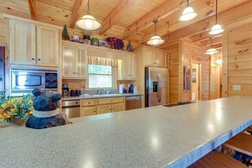 بيت ريفى Mineral Bluff Bear Ridge Cabin W/ Hot Tub!