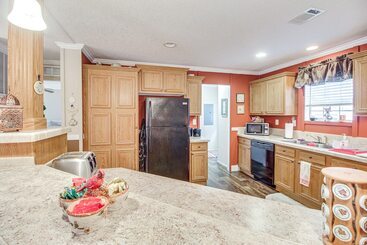 별장 Wfh Friendly Gem With Outdoor Spaces In Claxton