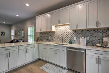 קוטג'' Chic Lake Sinclair Retreat With Dock & Hot Tub!