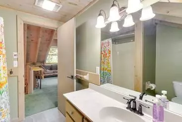 Mökkimajoitus Cozy Cherry Log Cabin W/ Hot Tub & Mountain Views!