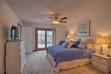 Mökkimajoitus Lake Lanier Home W/ Dock, Boat Parking, & Grill!