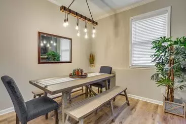 Mökkimajoitus Lakefront Georgia Abode W/ Dock & Screened Patio!