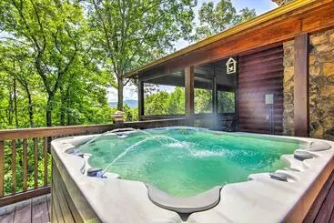 コテージ Mineral Bluff Cabin W/ Hot Tub + Game Room!