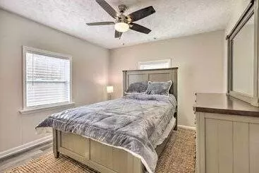 Mökkimajoitus Modern Carrollton Home W/ Deck   Pets Welcome