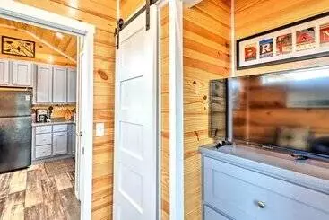 Mökkimajoitus Newly Built Morganton Tiny Home W/ Deck!