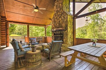 کلبه Peaceful Forest Escape W/ Game Room + Hot Tub