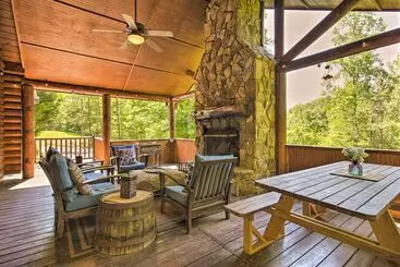 コテージ Peaceful Forest Escape W/ Game Room + Hot Tub