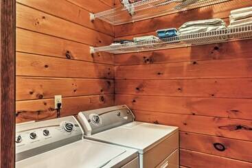 קוטג'' Secluded Morganton Cabin W/ Wooded Views & Hot Tub