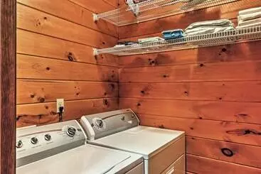Vakantiehuisje Secluded Morganton Cabin W/ Wooded Views & Hot Tub