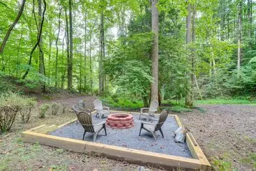 Mökkimajoitus Wooded Blue Ridge Cabin: 2 Decks, Fire Pit!