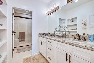 茅舍 Beachfront Dadeville Family Escape On Lake Martin!