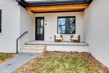 Mökkimajoitus Bright Mooresville Retreat, Steps To Lake Norman!