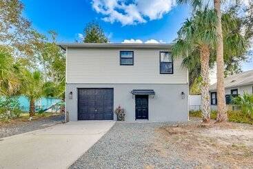 بيت ريفى Spring Hill Home On Canal: Boat Dock & Pool Table!