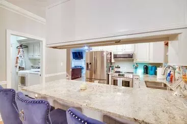 Mökkimajoitus Welcoming Brandon Home W/ Pool & Screened In Deck