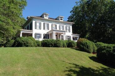 تختخواب و صبحانه Springwood Inn