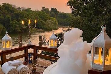 هتل Royal Chundu Island Lodge