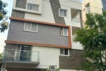 Hotel Iroomz Ekasila Suites