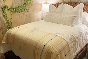 5th East Hall Bed & Breakfast