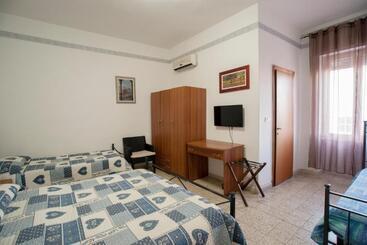 هتل Albergo Pensione Ardenza Self Check In