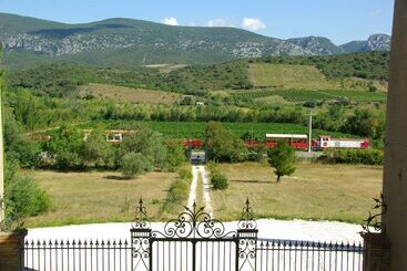 צימר Château De Peyralade