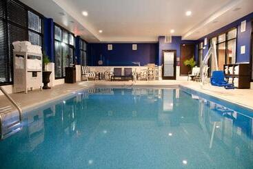 Отель Candlewood Suites York, An Ihg